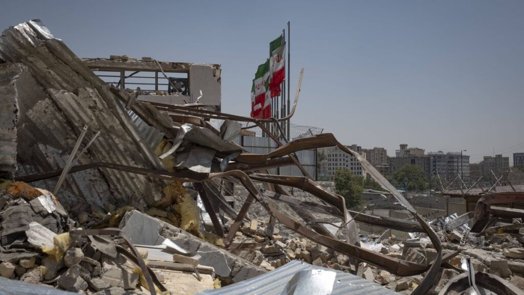 Der Haupteingang des iranischen Foltergefängnisses Evin nach einem israelischen Luftangriff (© Imago Images / AnurPhoto)