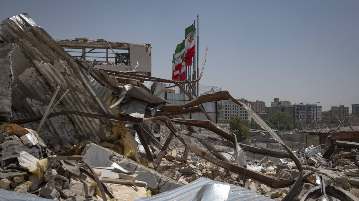 Der Haupteingang des iranischen Foltergefängnisses Evin nach einem israelischen Luftangriff (© Imago Images / AnurPhoto)
