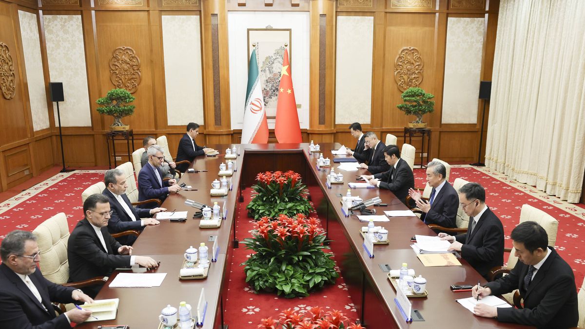 Iranische Delegation unter Abbas Araghchi zu Besuch bei Chinas Außenminister Wang Yi