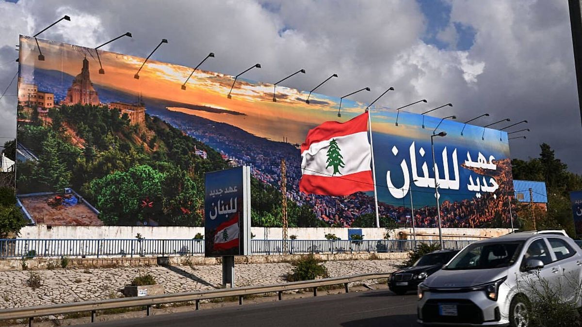 Plakat mit der Aufschrift »Libanon, eine neue Ära« ersetzt ein Hisbollah-Banner auf der Straße zum Beiruter Flughafen