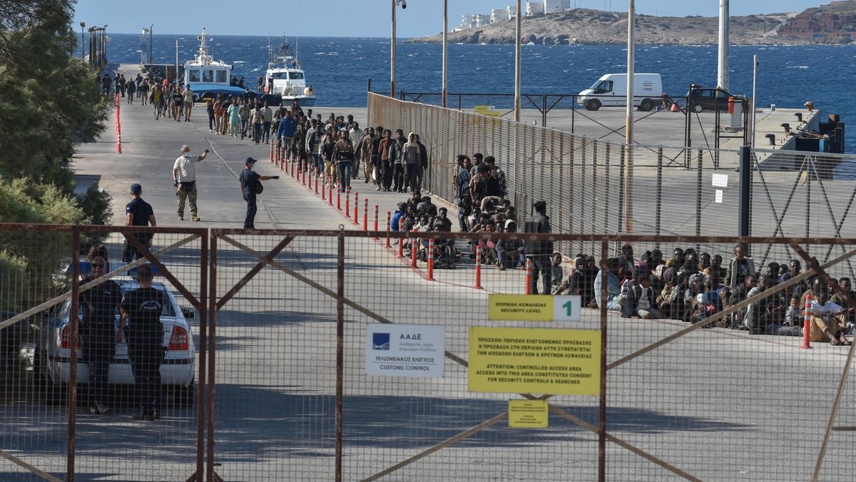 Migranten aus Libyen erreichen den Hafen von Lavrio in Griechenland