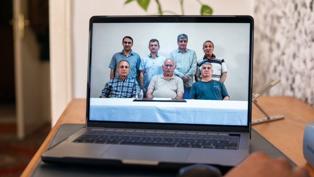 PKK-Führer Abdullah Öcalan (mi.) bei seiner Videobotschaft aus einem türkischen Gefängnis