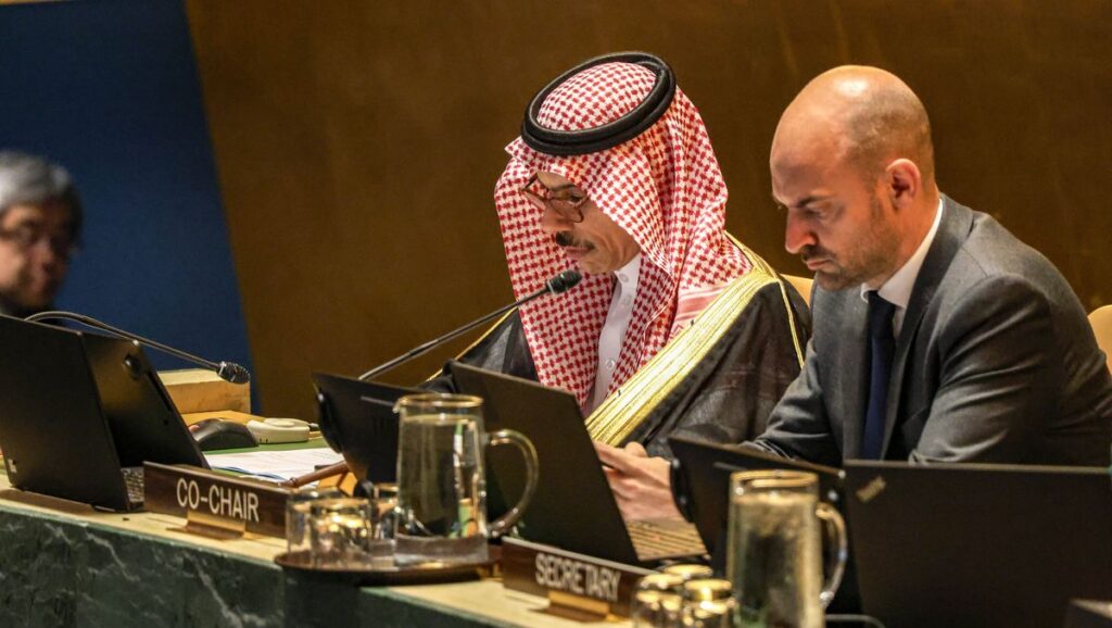 Hamas-Verurteilung: Saudi-Außenminister Faisal bin Farhan und sein französischer Amtskollege Jean-Noel Barrot