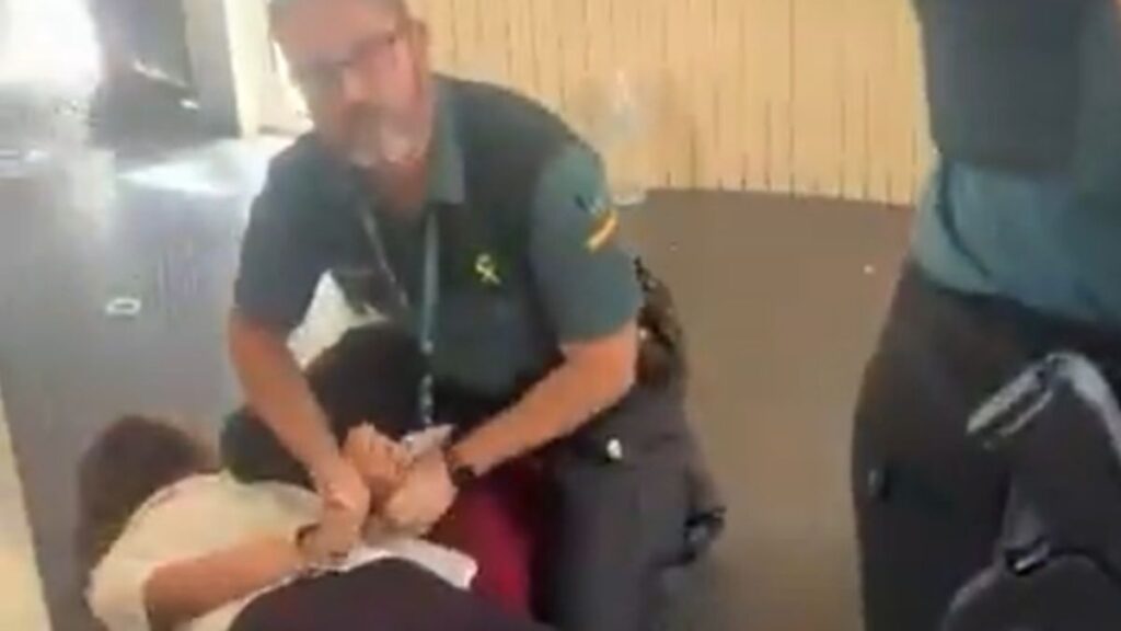 Spanischer Polizist nimmt Reiseleiterin einer französischen Jugendgruppe fest, die hebräische Lieder sang