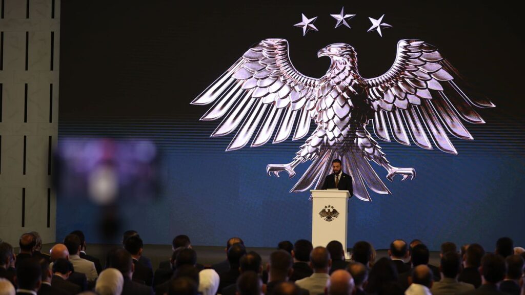 Syriens Präsident Ahmed al-Sharaa bei der Präsentation des neuen Staatswappens