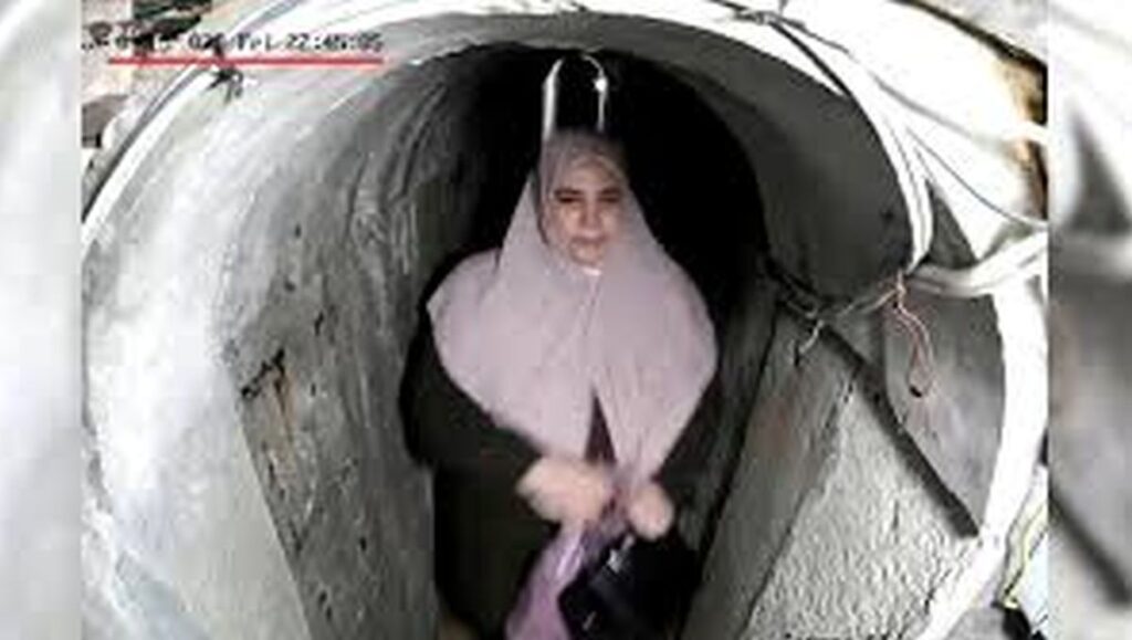 Sinwar-Witwe Samar Abu Zamer in einem Tunnel der Hamas im Gazastreifen