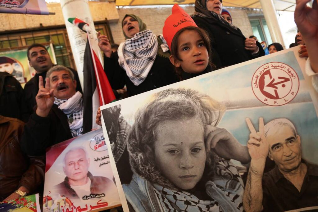 Ahed Tamimi, hier auf einem Plakat der terroristischen PFLP im Jahr 2018. (© imago images/ZUMA Press)
