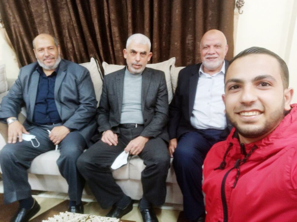 Selfie von Al-Jazeera-»Journalist« Anas Al-Sharif (re.) mit Hamas-Führern, darunter Yahya Sinwar (zweite Reihe, Mitte). (twitter/Jotam Confino)