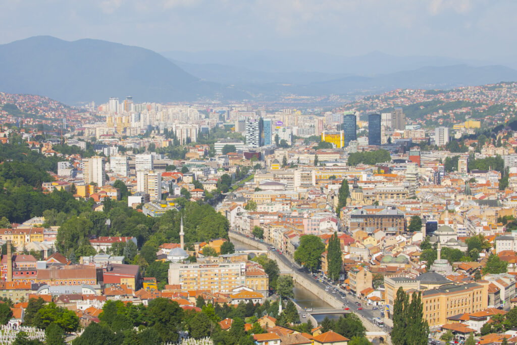 Blick auf Sarajevo, die Haupstadt Bosniens. (© imago images/Depositphotos)