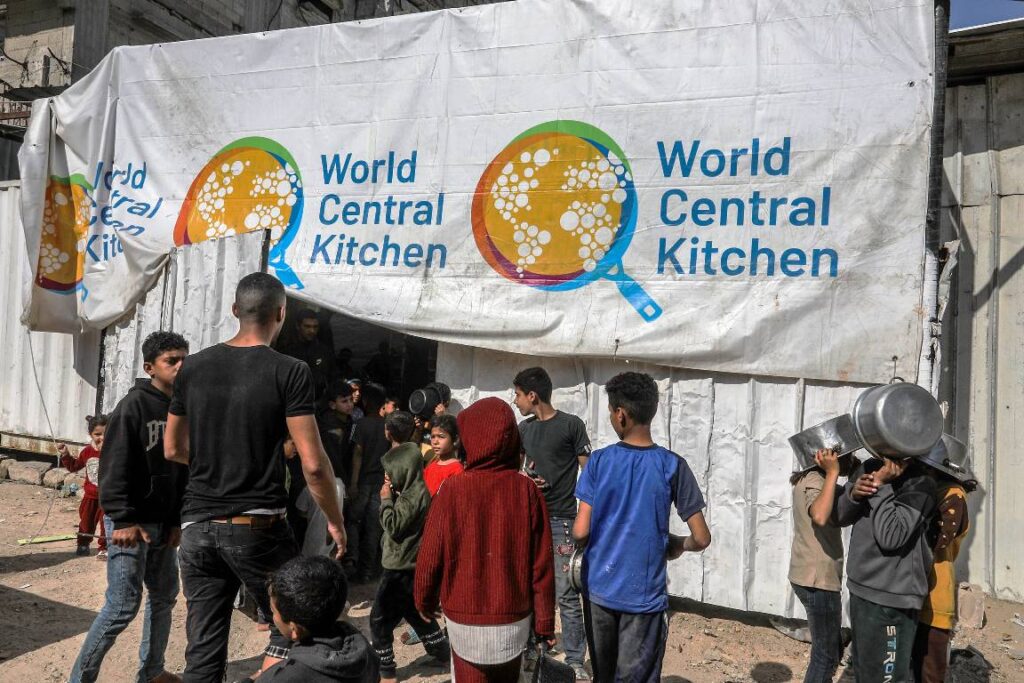 Hamas-Terroristen verkleideten sich als Mitarbeiter der im Gazastreifen tätigen Hilfsorganisation World Central Kitchen. (© imago images/Anadolu Agency)