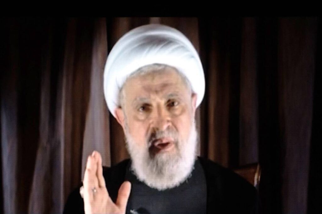 Hisbollah-Chef Naim Qassem droht mit der Zerstörung des Libanon, sollte seine Terrorgruppe entwaffnet werden. (© imago images/ABACAPRESS)