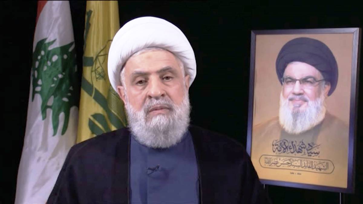 Naim Qassem, Generalsekretär der Hisbollah, vor einem Bild seines Vorgängers, Hassan Nasrallah. (© imago images/Anadolu Agency)