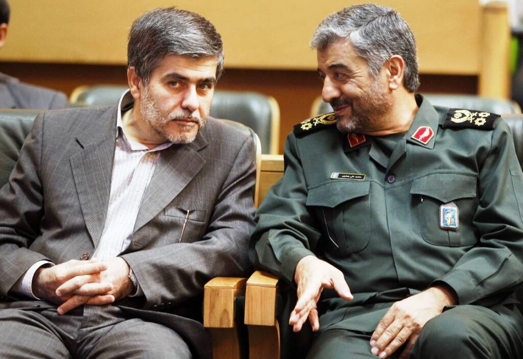 Fereydoun Abbasi-Davani (li.), hier neben Revolutionsgarden-Kommandan Mohamad Ali Jafari, war einer der iranischen Atomwissenschaftler, die im Krieg im Juni von Israel getötet wurden. (© imago images/UPI Photo)