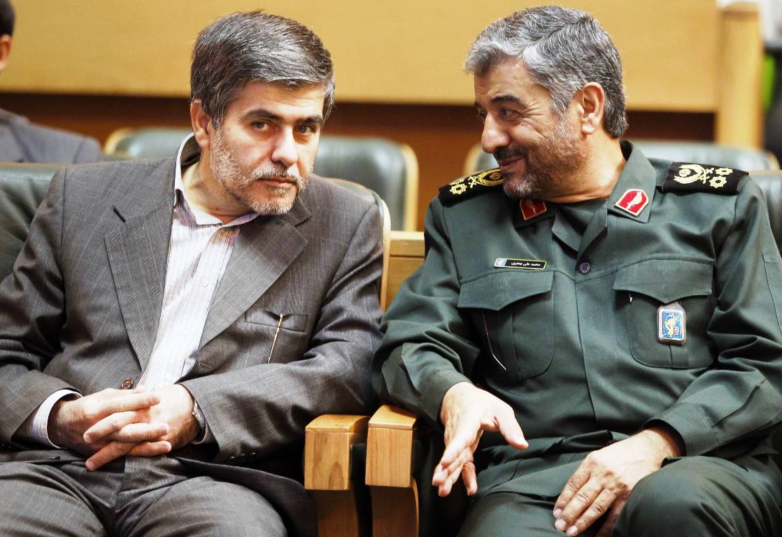 Fereydoun Abbasi-Davani (li.), hier neben Revolutionsgarden-Kommandan Mohamad Ali Jafari, war einer der iranischen Atomwissenschaftler, die im Krieg im Juni von Israel getötet wurden. (© imago images/UPI Photo)