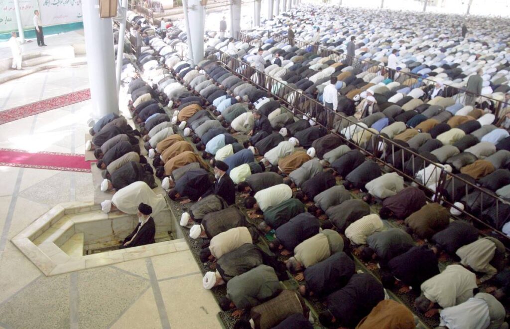 Krisenbewältigung nach dem Geschmack der Islamischen Republik Iran: Freitagsgebet in Teheran. (© imago images/UPI Photo)