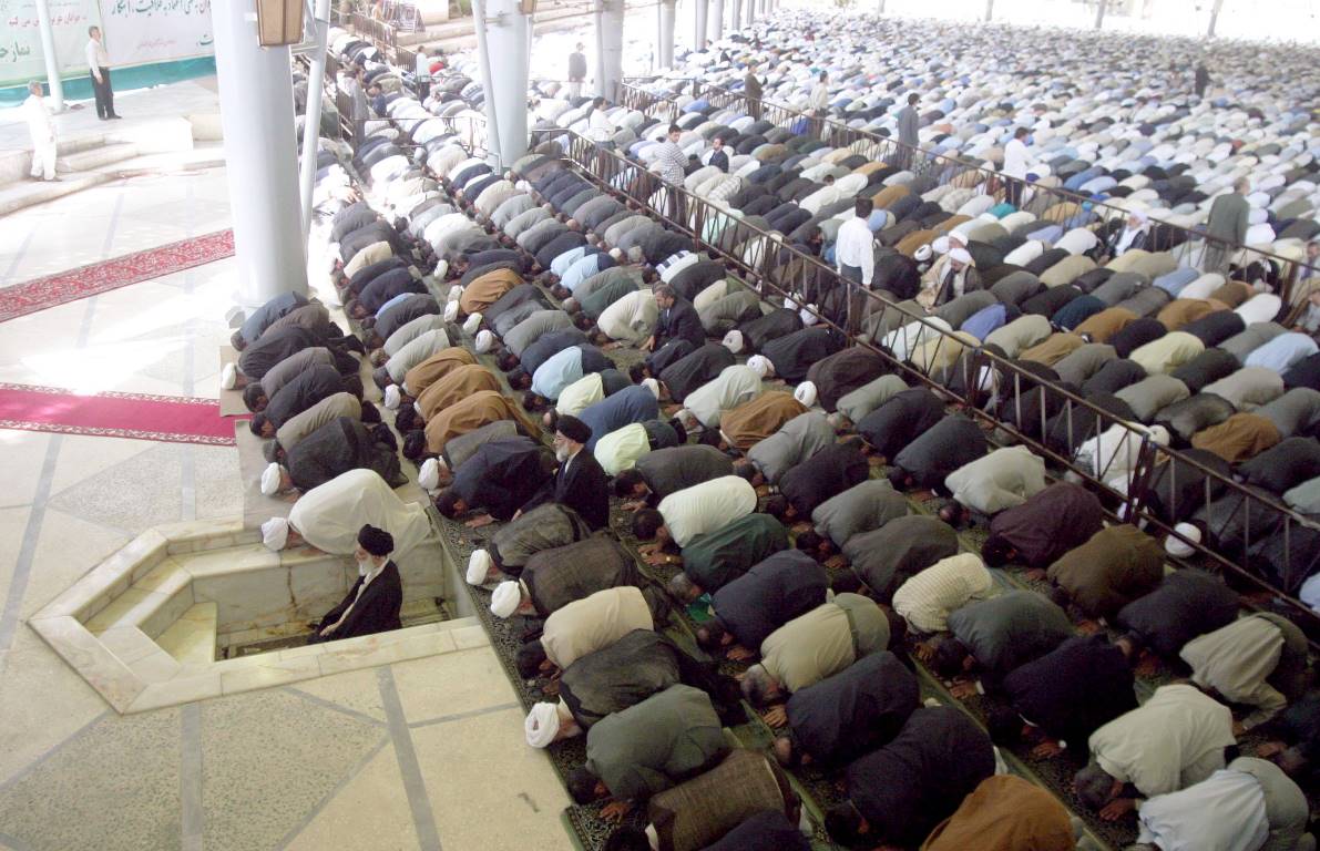 Krisenbewältigung nach dem Geschmack der Islamischen Republik Iran: Freitagsgebet in Teheran. (© imago images/UPI Photo)