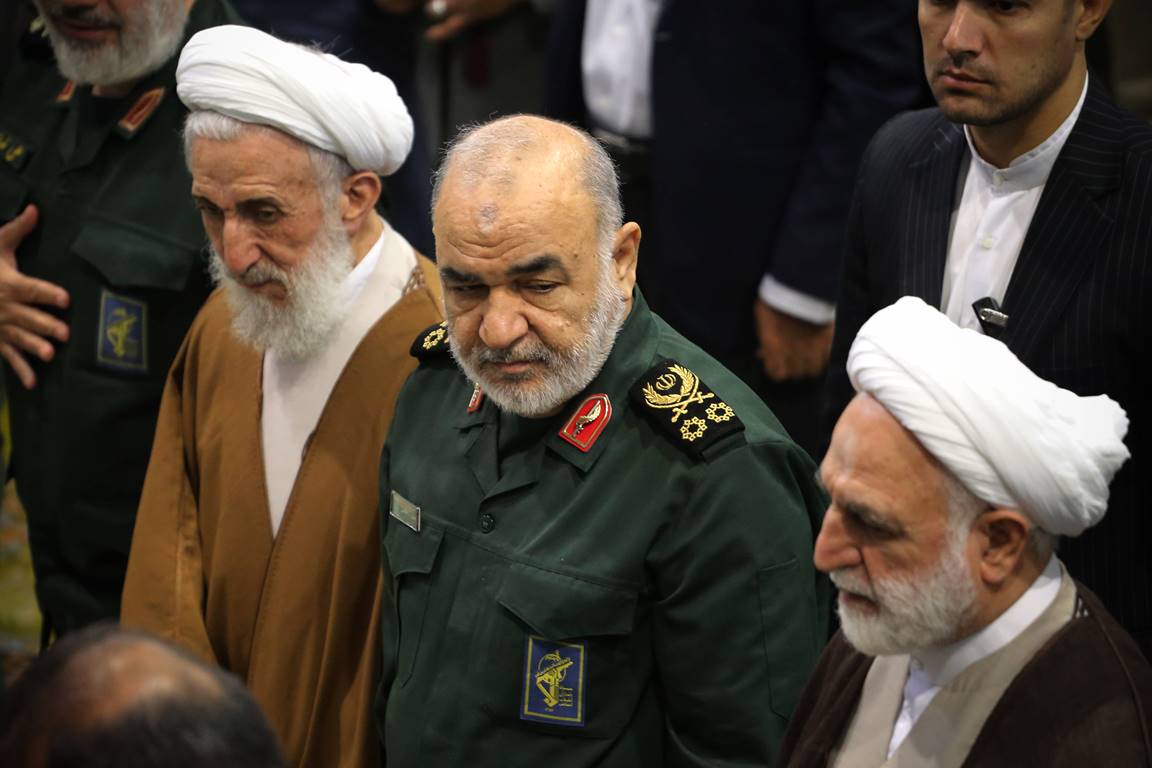 Kazem Seddiqi (li.), gleich neben dem bei einem israelischen Luftschlag im Juni 2025 getöteten Kommandeur der Revolutionsgarden, Hossein Salami. (© imago images/ZUMA Press Wire)
