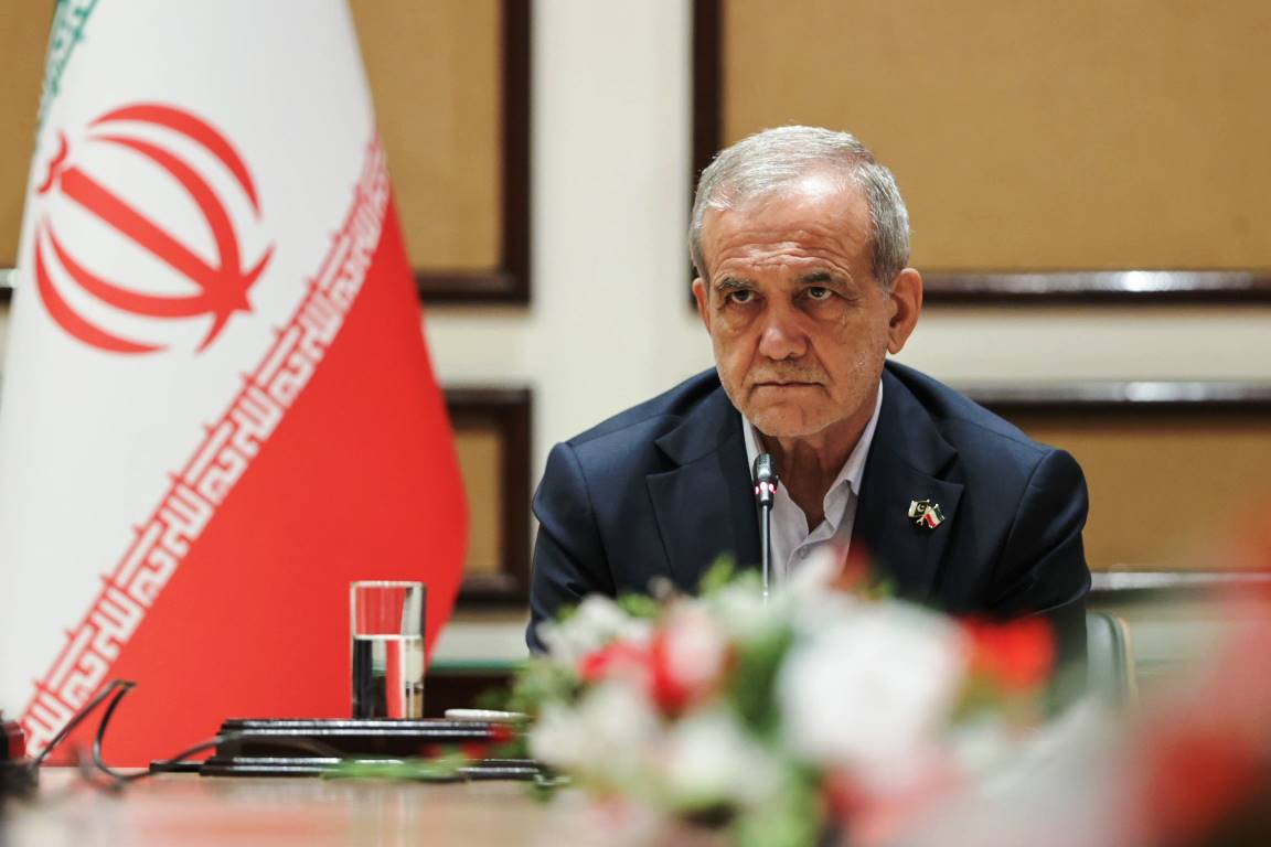 Präsident Masoud Peseschkian wird den neuen iranischen Verteidigungsrat leiten. (© imago images/APAimages)