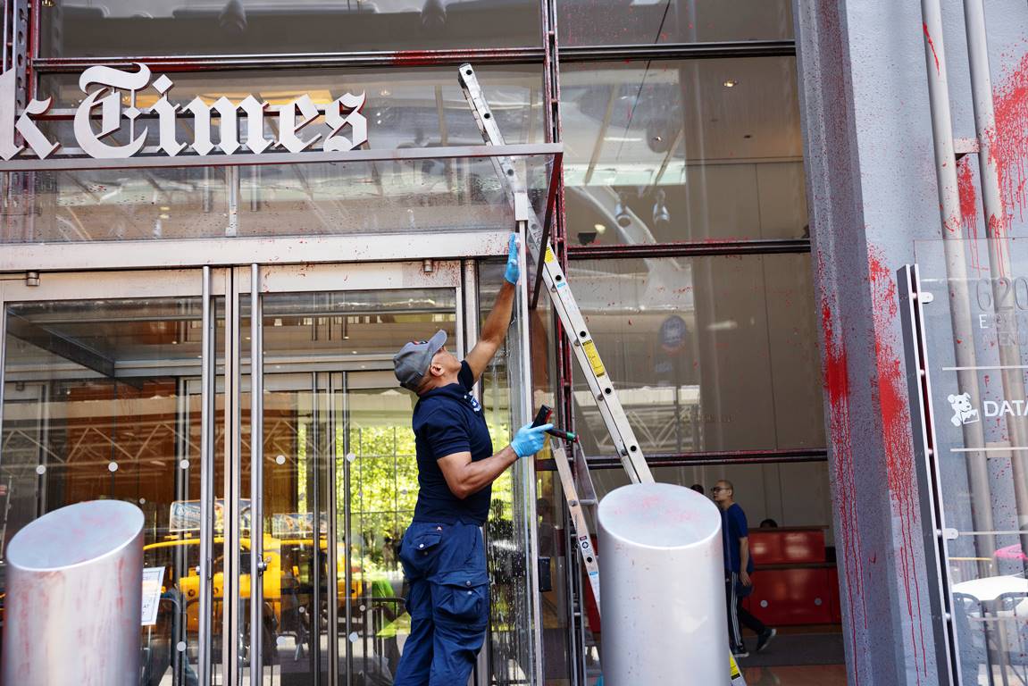 Arbeiter beseitigen die rote Farbe, mit der Israelhasser das Gebäude der New York Times beschüttet haben. (© imago images/NurPhoto)