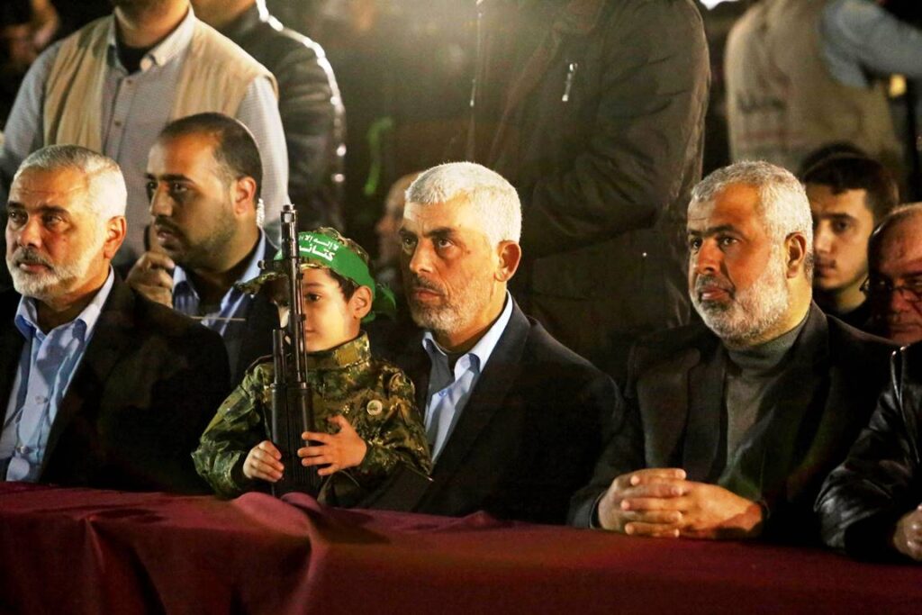 Ob das Kleinkind, das hier in Militäruniform und mit Maschinengewehr auf den Knien von Yahya Sinwar saß, auch nach ihm benannt worden war, ist unbekannt. (© imago images/ZUMA Press Wire)