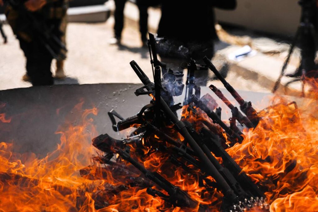 Am 11. Juli verbrannten PKK-Mitglieder nahe der nordirakischen Stadt Sulaimaniyya ihre Waffen. (© imago images/Anadolu Agency)