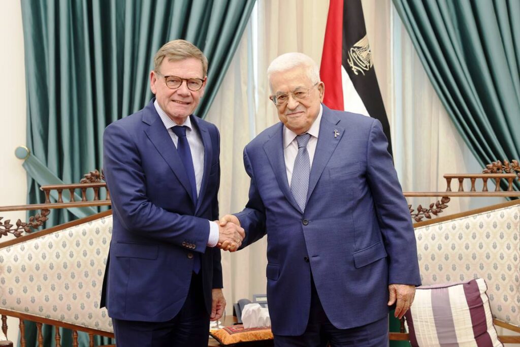 Auch dass Mahmud Abbas Gäste empfängt, wie hier Deutschlands Außenminister Johann Wadephul, macht aus »Palästina« keinen Staat. (© imago images/APAimages)