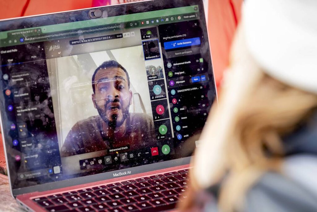 Geht es nach den belgischen Behörden, soll Samidoun-Chef Mohammed Khatib künftig in Belgien bestenfalls noch via Online-Zuschaltung aus dem Ausland Reden halten können. (© imago images/ANP)