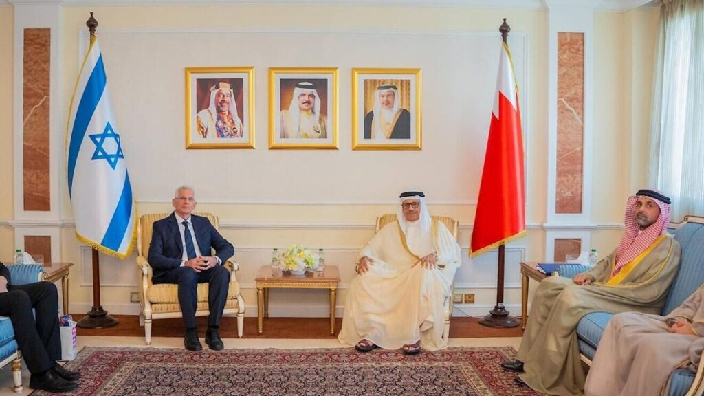 Der israelische Botschafter Shmuel Revel übergibt sein Beglaubigungsschreiben an den bahrainischen Außenminister Abdullatif bin Rashid Al Zayani