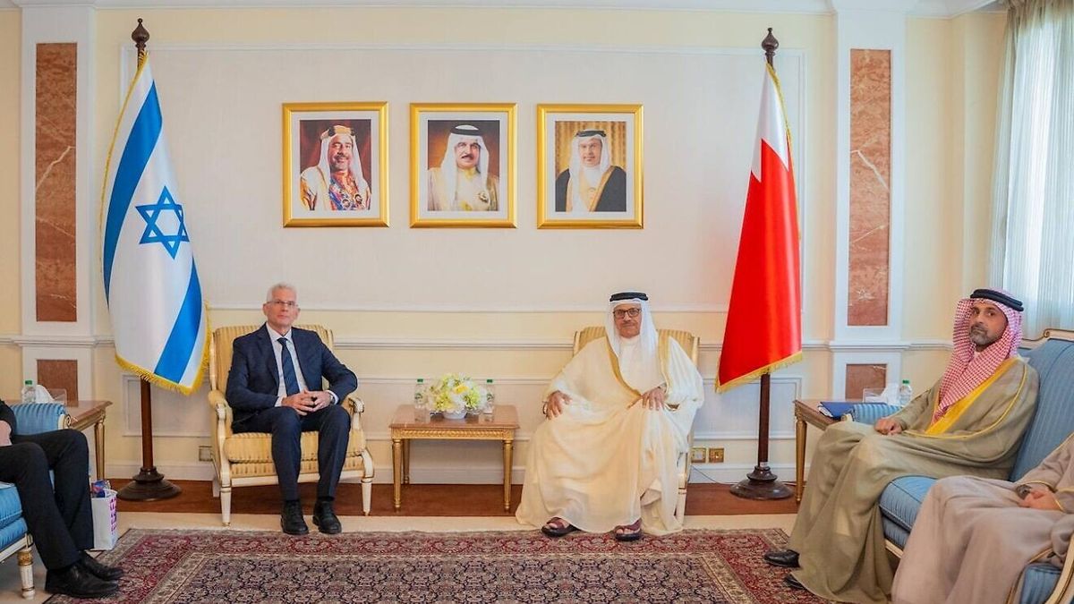 Der israelische Botschafter Shmuel Revel übergibt sein Beglaubigungsschreiben an den bahrainischen Außenminister Abdullatif bin Rashid Al Zayani