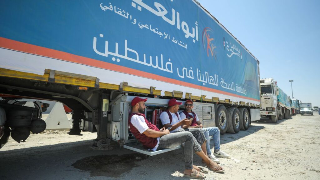 LKW-Fahrer mit humanitärer Hilfe warten auf die Einfahrt in den Gazastreifen