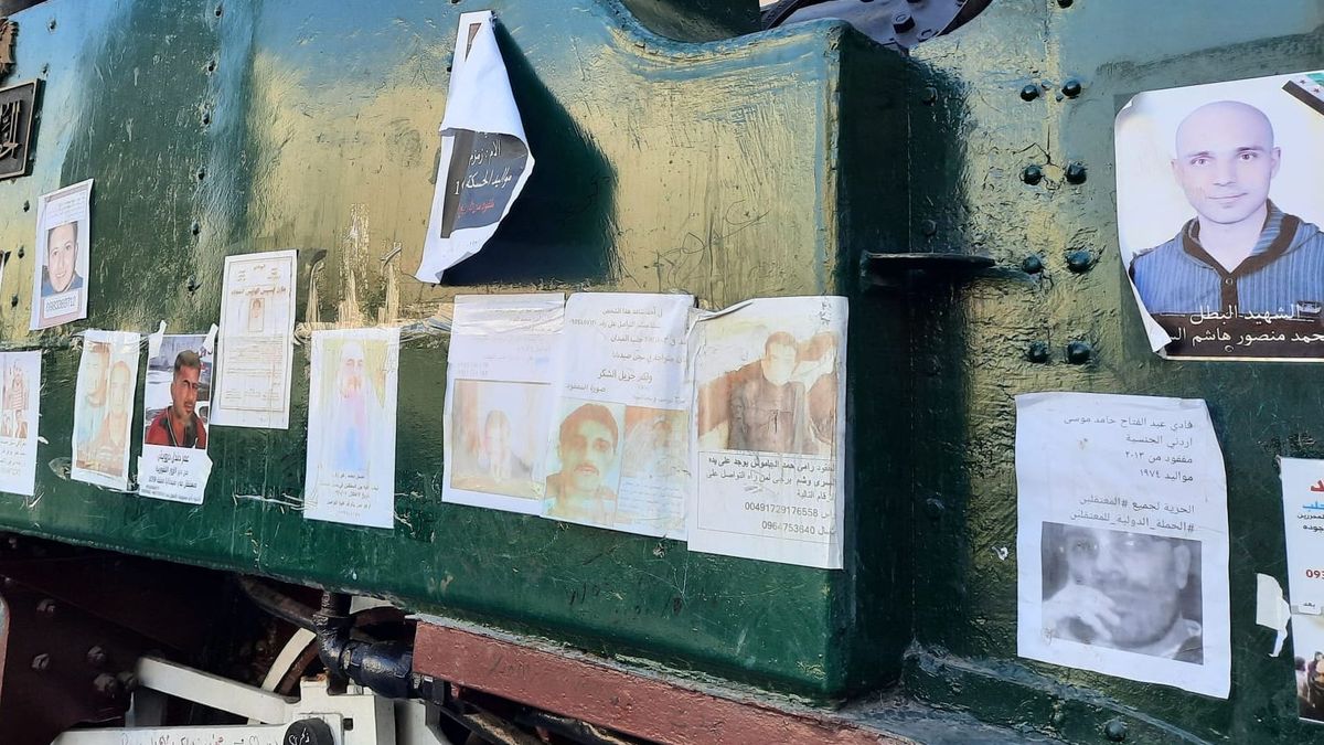 Plakate am Hejaz-Bahnhof in Damaskus, mit denen Syrer ihre verschwundenen Angehörigen suchen