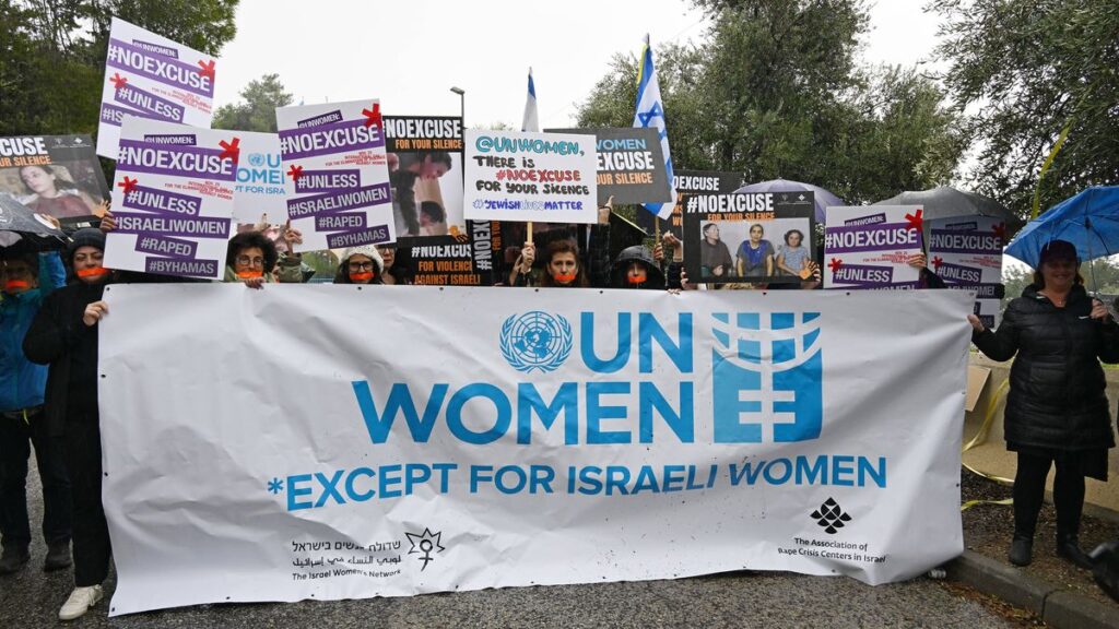 Israelische Frauen demonstrieren gegen das Schweigen der UNO zu den Sexualverbrechen der Hamas