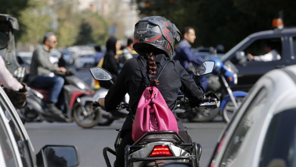 Frauen im Iran setzen sich über das Verbot, Motorrad zu fahren, hinweg