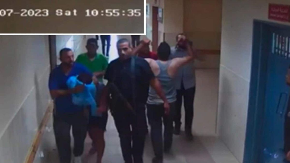 Hamas-Kämpfer mit israelischen Geiseln im al-Shifa-Krankenhaus in Gaza