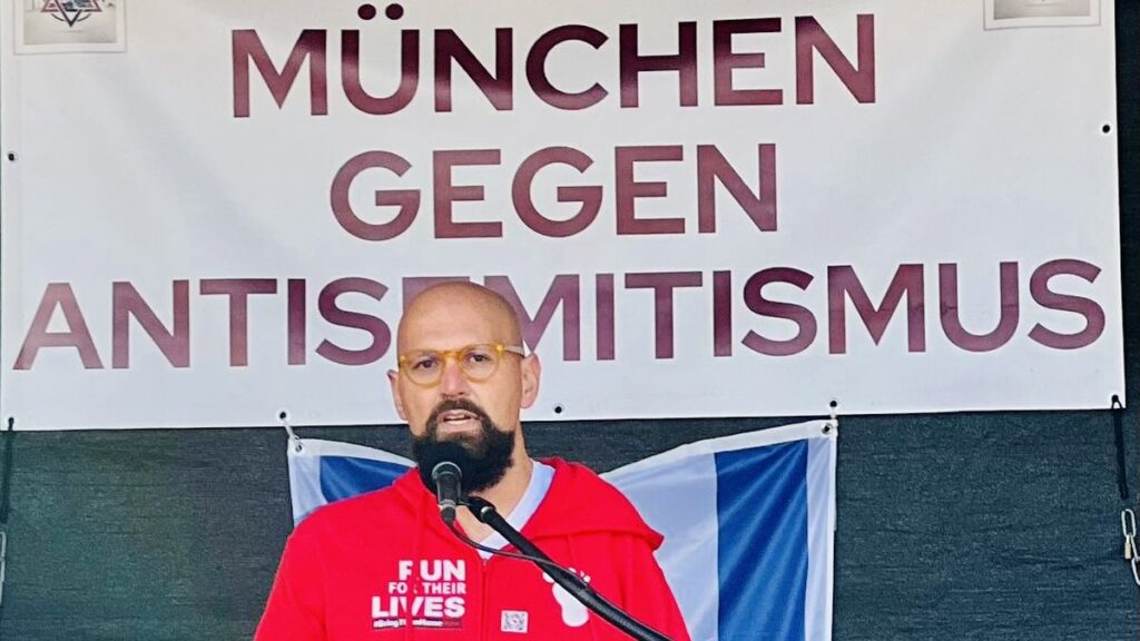 Guy Katz als Redner bei einer Veranstaltung seiner Kampagne »München gegen Antisemitismus«