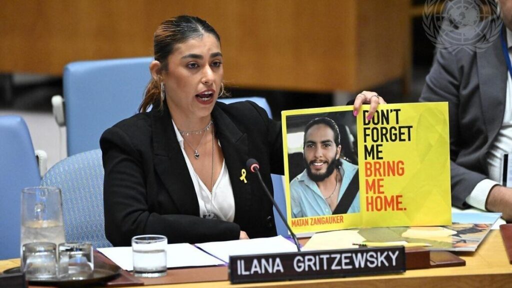 Die ehemalige Hamas-Geisel Ilana Gritzewsky im US-Sicherheitsrat mit einem Poster ihres immer noch verschleppten Partner Matan Zangauker