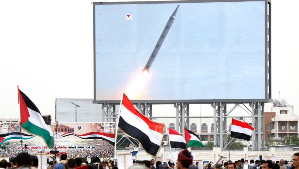 Huthi-Anhänger im Jenen verfolgen während einer antiisraelischen Kundgebung den Start einer Rakete auf Leinwand