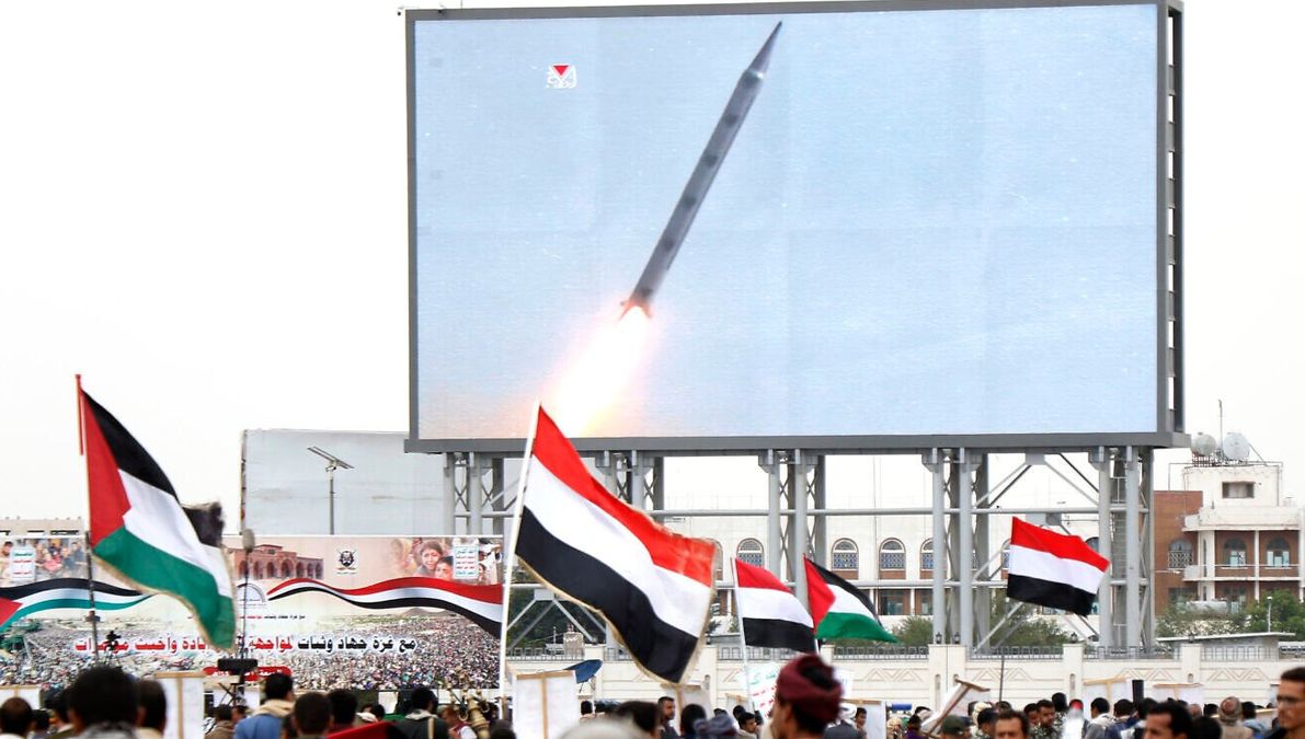 Huthi-Anhänger im Jenen verfolgen während einer antiisraelischen Kundgebung den Start einer Rakete auf Leinwand