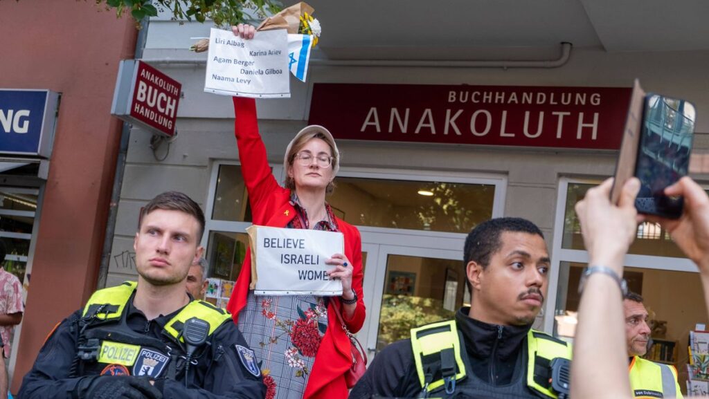 Seit dem Hamas-Massaker vom 7. Oktober 2023 stellt sich Karoline Preisler den antiisraelischen Protesten entgegen