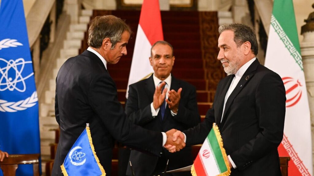Der iranische Außenminister Araghchi bei der Unterzeichnung der Vereinbarung mit IAEO-Chef Grossi in Ägypten