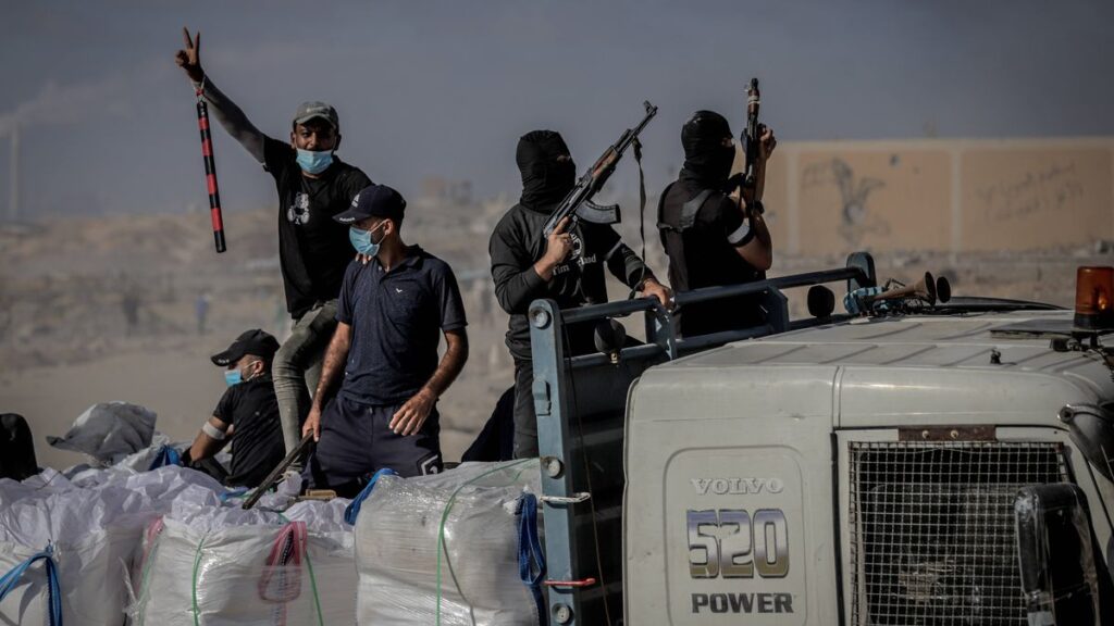 Bewaffnete und maskierte Kämpfer auf einem LKW mit Hilfsgütern in Gaza
