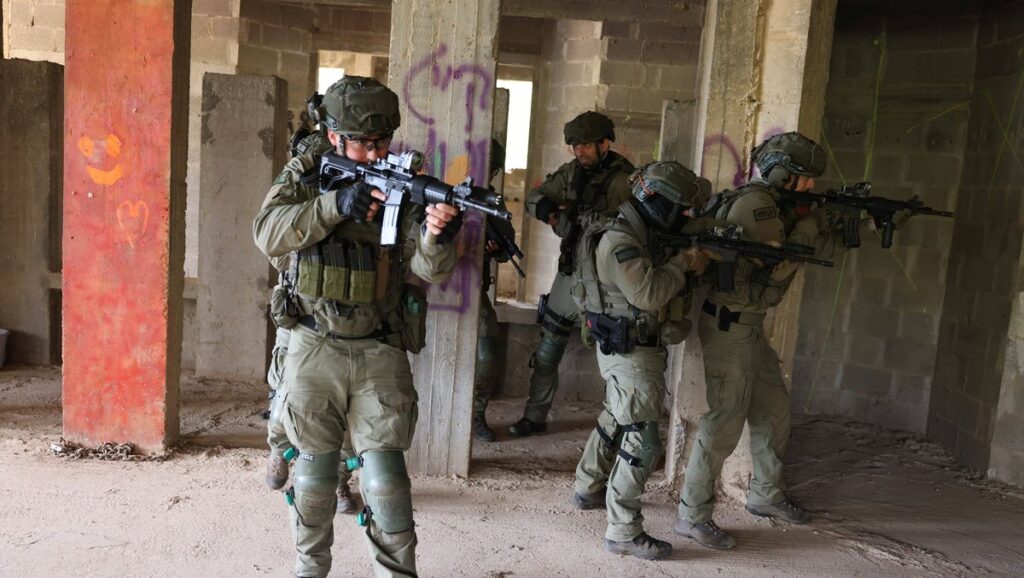 Starke wirtschaftliche und soziale Belastungen durch Krieg: Israelische Reservisten beim Training für den Einsatz
