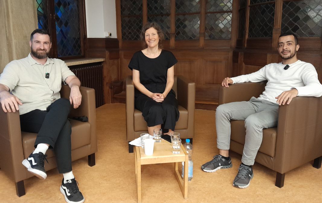 Dialogpanel – Voices from Gaza and Israel: Die Friedensaktivisten Shay Dashevsky (li.), Hamza Howidy (re.) und die Moderatorin Martha Ganter
