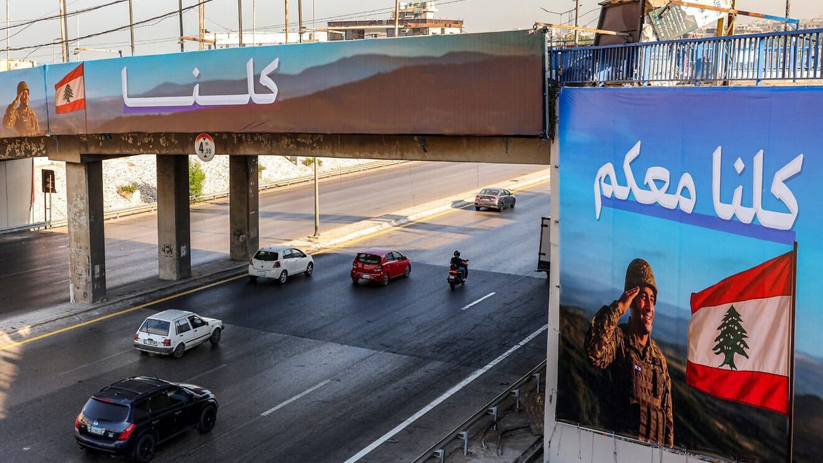 Plakate der libanesischen Armee an der Autobahn zum Beiruter Flughafen
