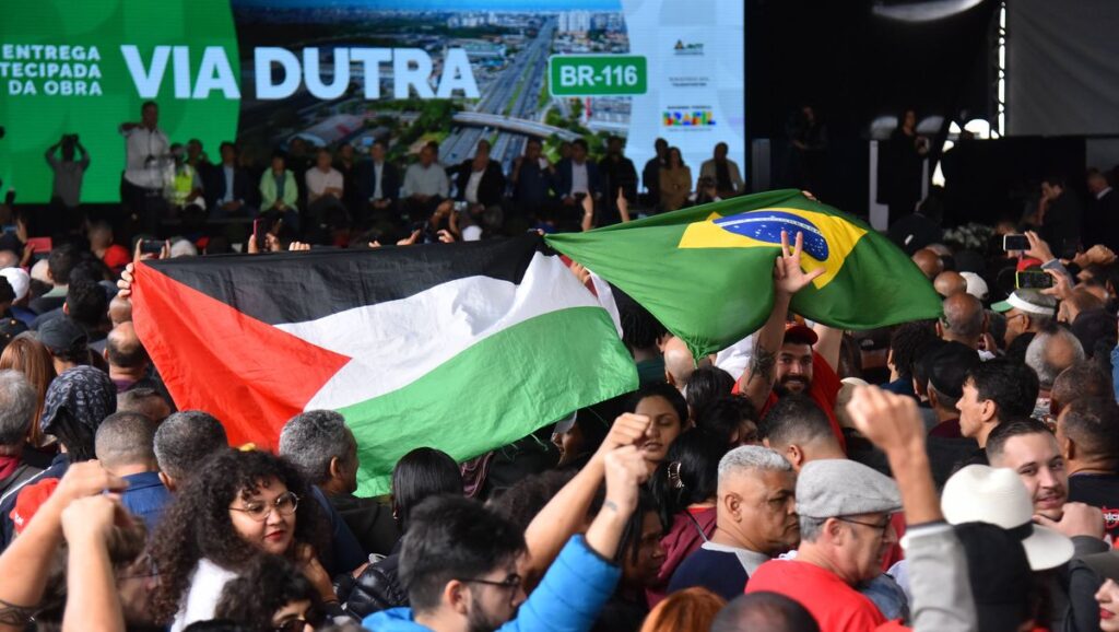 Antiisraelische Politik: Lula-Anhänger mit brasilianischer und palästinensischer Flagge (© Imago Images / Fotoarena)