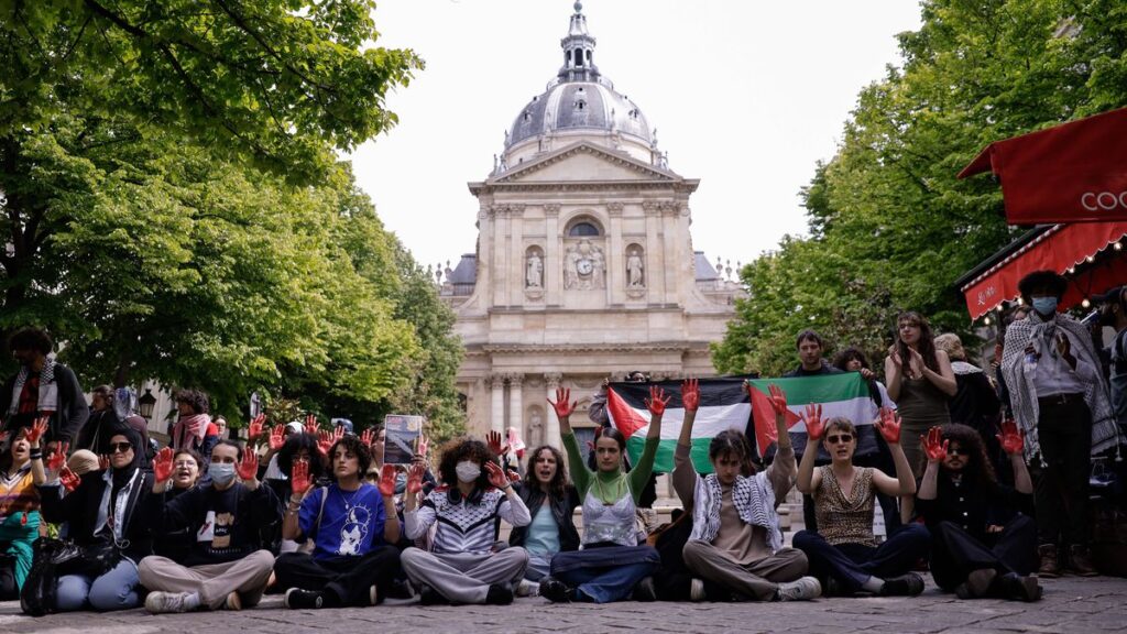 Antisemitische Demonstration vor der Universität Sorbonne in Paris (© Imago Images / Anadolu Agency)