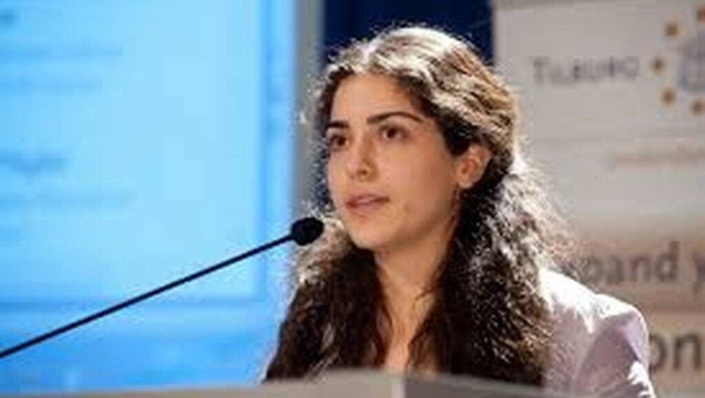 Mit dem Status von Binnenvertriebene und Staatenlosen in Syrien beschäftigt: die kurdische Juristin Zahra Albarazi