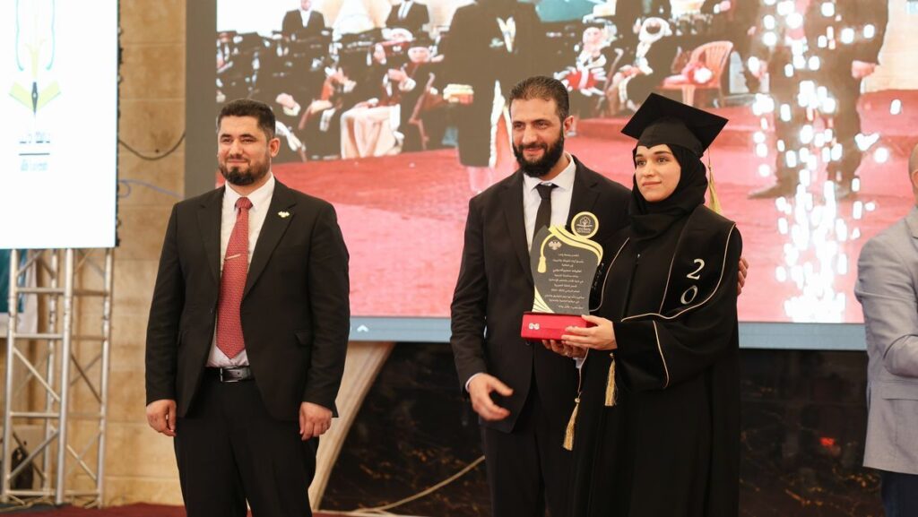 Bald Einigung mit Israel? Syriens Präsident al-Sharaa bei der Abschlussfeier seiner Frau an der Universität Idlib (© Imago Images / Xinhua)