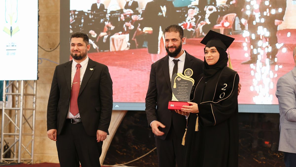 Bald Einigung mit Israel? Syriens Präsident al-Sharaa bei der Abschlussfeier seiner Frau an der Universität Idlib (© Imago Images / Xinhua)