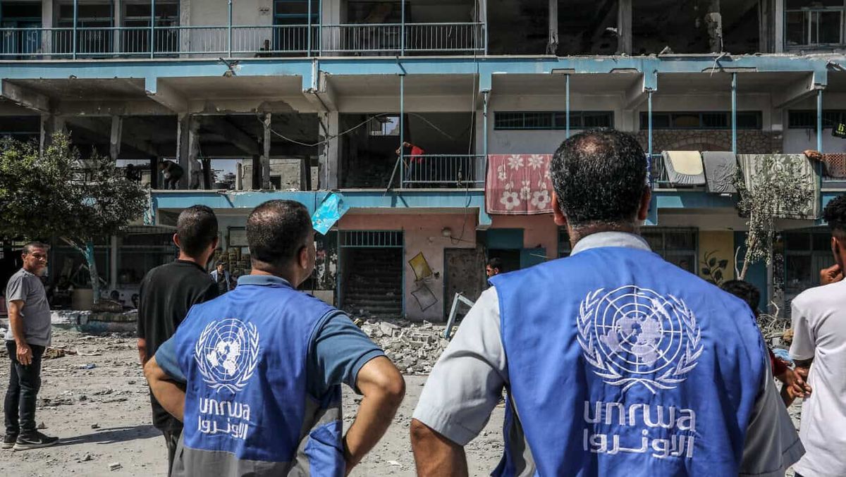 Nach einem israelischen Luftschlag inspizieren UNRWA-Mitarbeiter eine Schule im Gazastreifen
